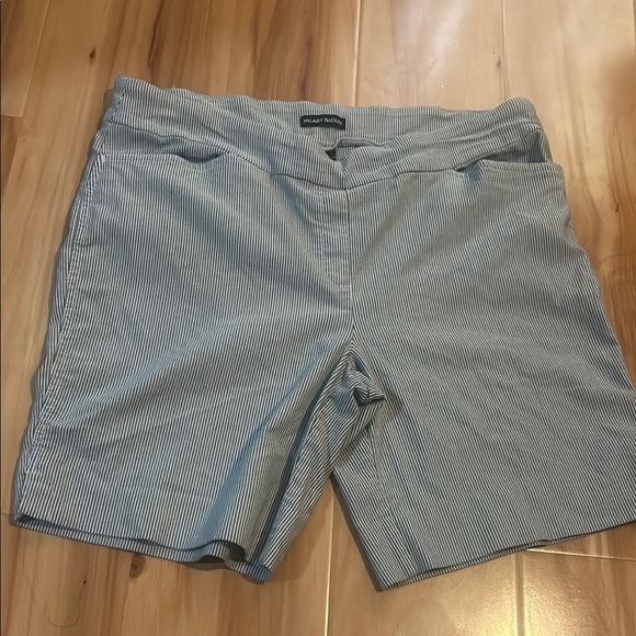 Hilary Radley Blue and White Bermuda Shorts Classic Design - Picture 1 of 7